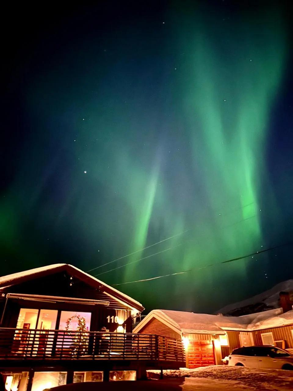Modern Apartment with Aurora & Midnight Sun Views, Close to Snow Dome, ski slopes Store & Bus Stop, Free Parking photo