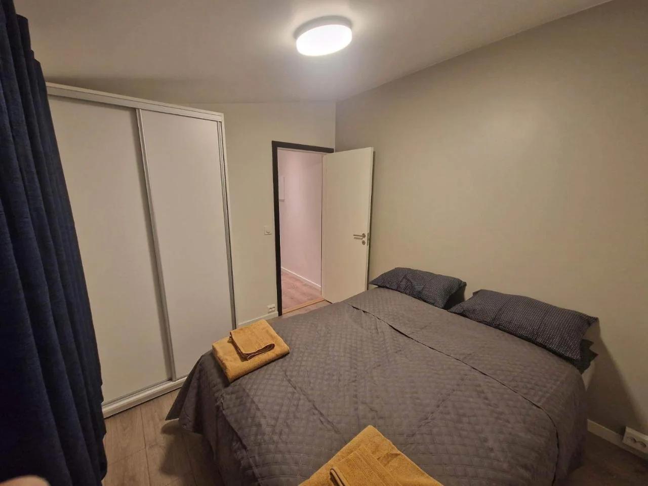 Northern living 2 room with shared bathroom foto