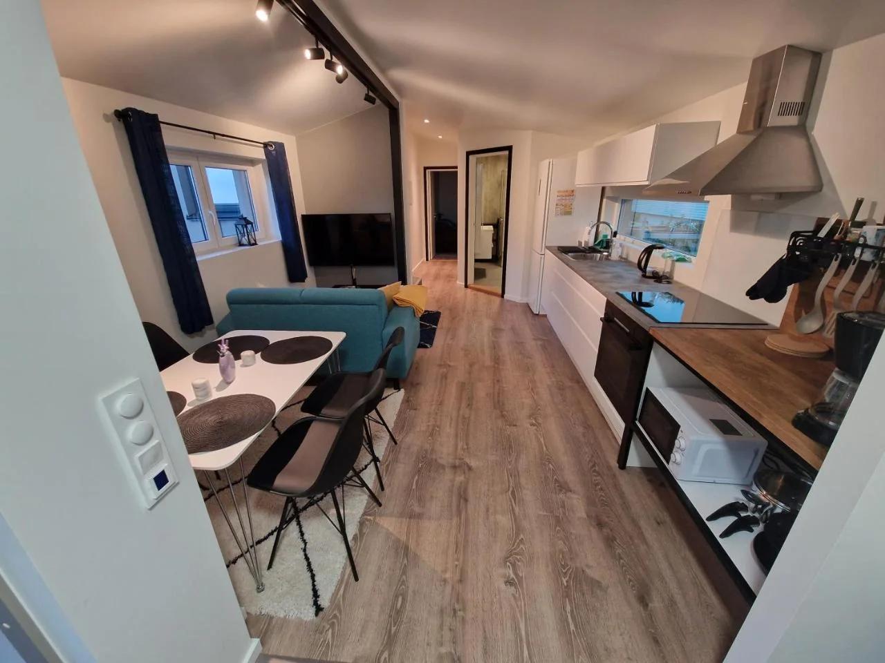 Northern living 2 room with shared bathroom foto