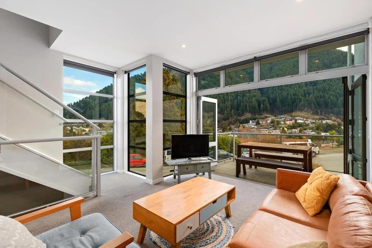 At Home on Hallenstein, entire 3 bedroom townhouse photo