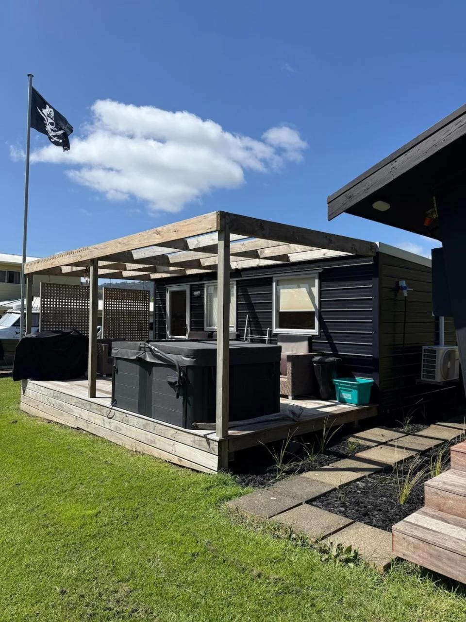 Black Sails Kuaotunu - across the road from beach!