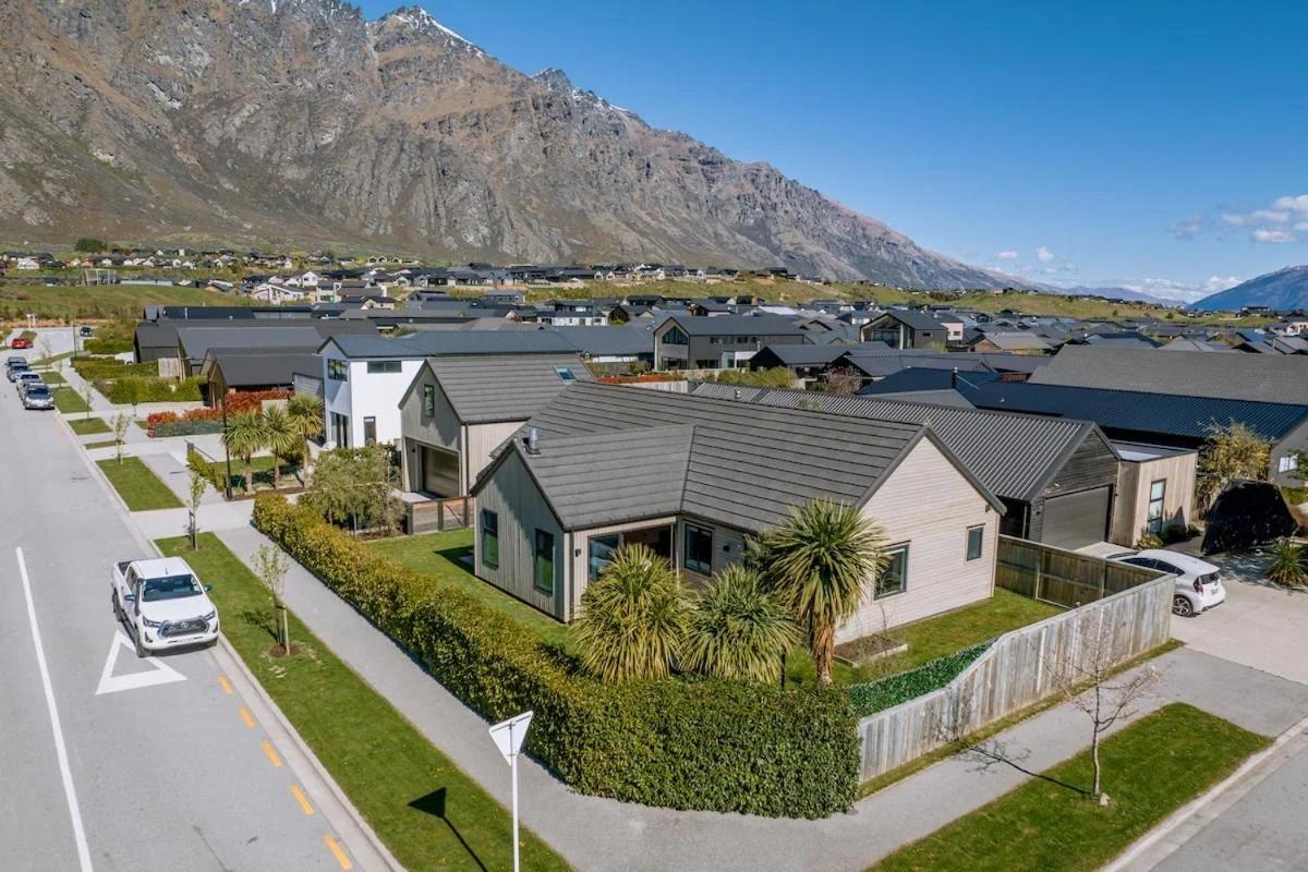 Near new 4 bed 2 bath house in Hanleys Farm, Queenstown photo