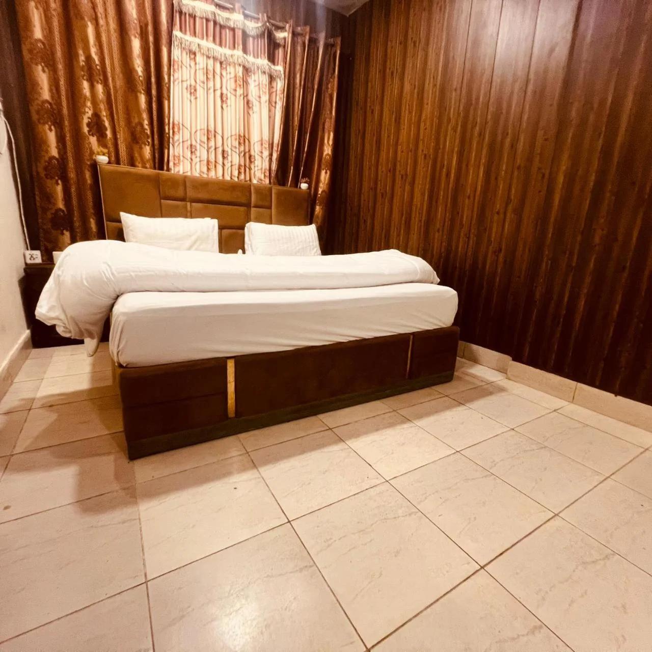 Hotel Twenty One Gulberg