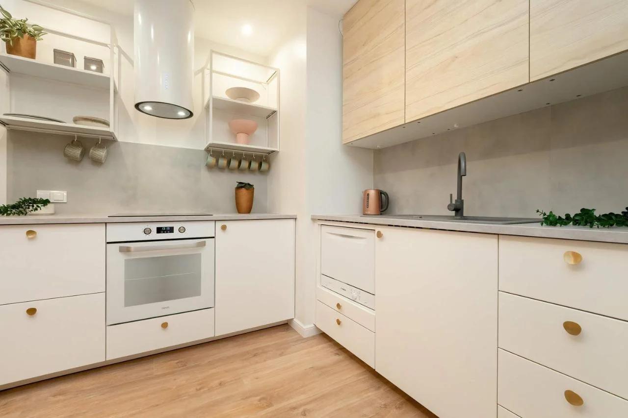 Bright Studio Milionowa in Łódź Perfect for Remote Work by Noclegi Renters foto