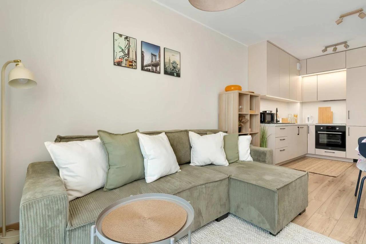 Cozy & Bright Apartment with Parking and Garden by Noclegi Renters
