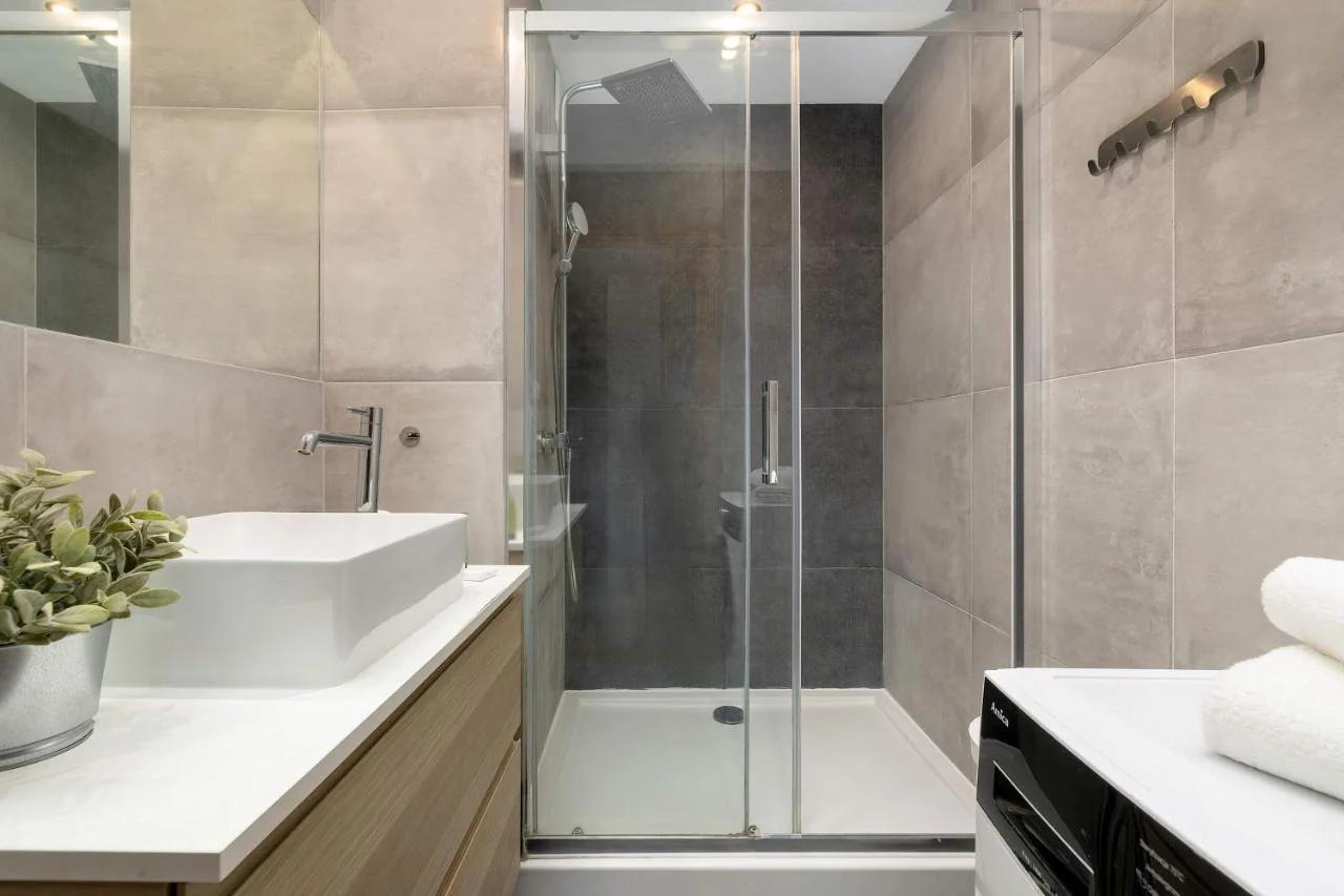 Family 3 Bedroom Apartment with Balcony in Cracow by Noclegi Renters foto