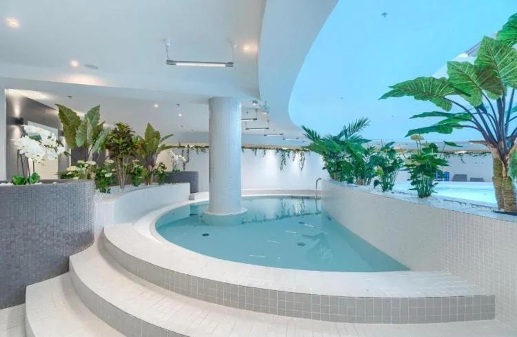Hanza Tower DIAMOND 24 SPA & Pool & Sauna & Jacussi photo