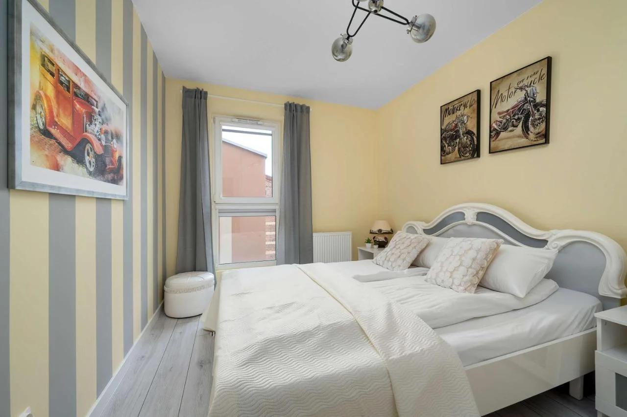 Klimatyczny Apartament z Parkingiem i Balkonem by Noclegi Renters foto
