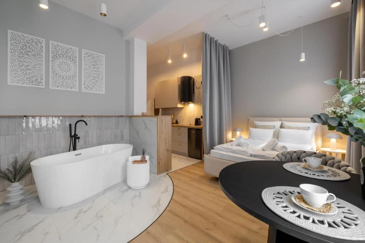 VIP Apartamenty BAST 143 TOP LOCATION - LUX z WANNĄ lub Bez Wanny do wyboru OFF Piotrkowska Stajnia Jednorożca HopaLupa ATLAS ARENA foto