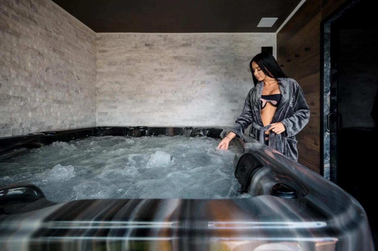 Backyard Jacuzzi House photo