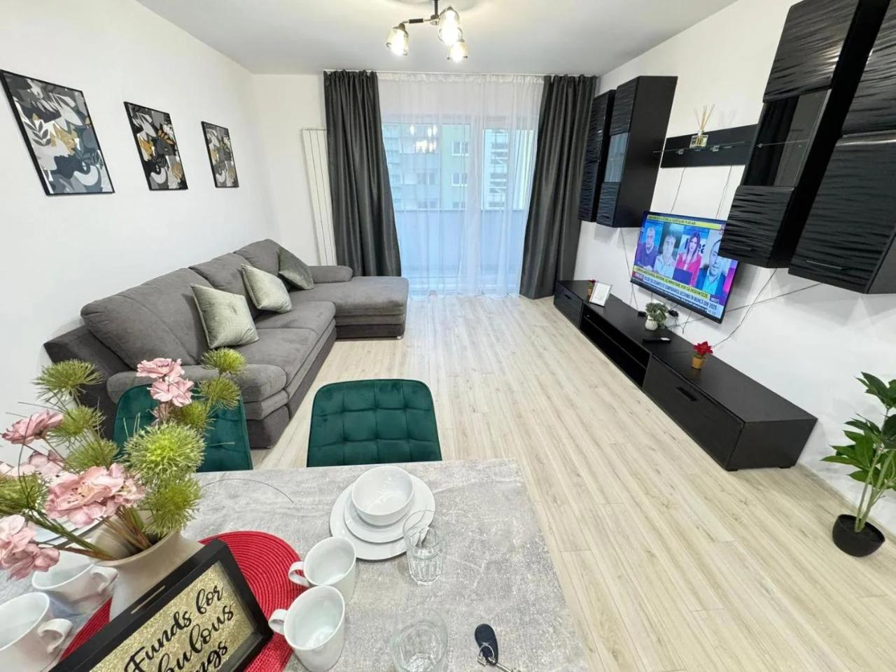 Coresi Mall Area Luxury Glam Apartments - Parking Option photo
