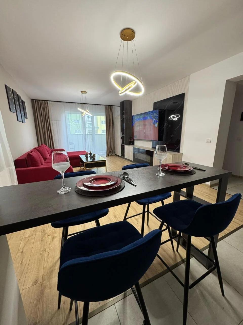 Coresi Mall Area Luxury Glam Apartments - Parking Option photo