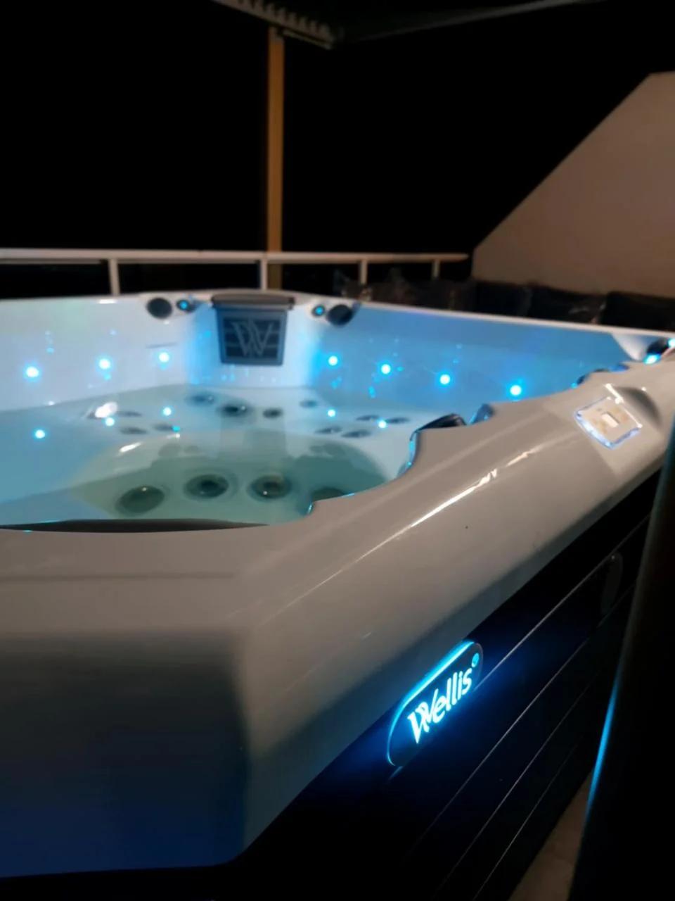 GLAMOUR VOX - Apartament Romantic cu Jacuzzi Privat în Cluj-Napoca