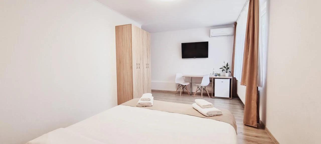 LINDENHAUS- Cazare linistita aproape de centrul Sibiului, parcare stradala gratuita, WiFi photo