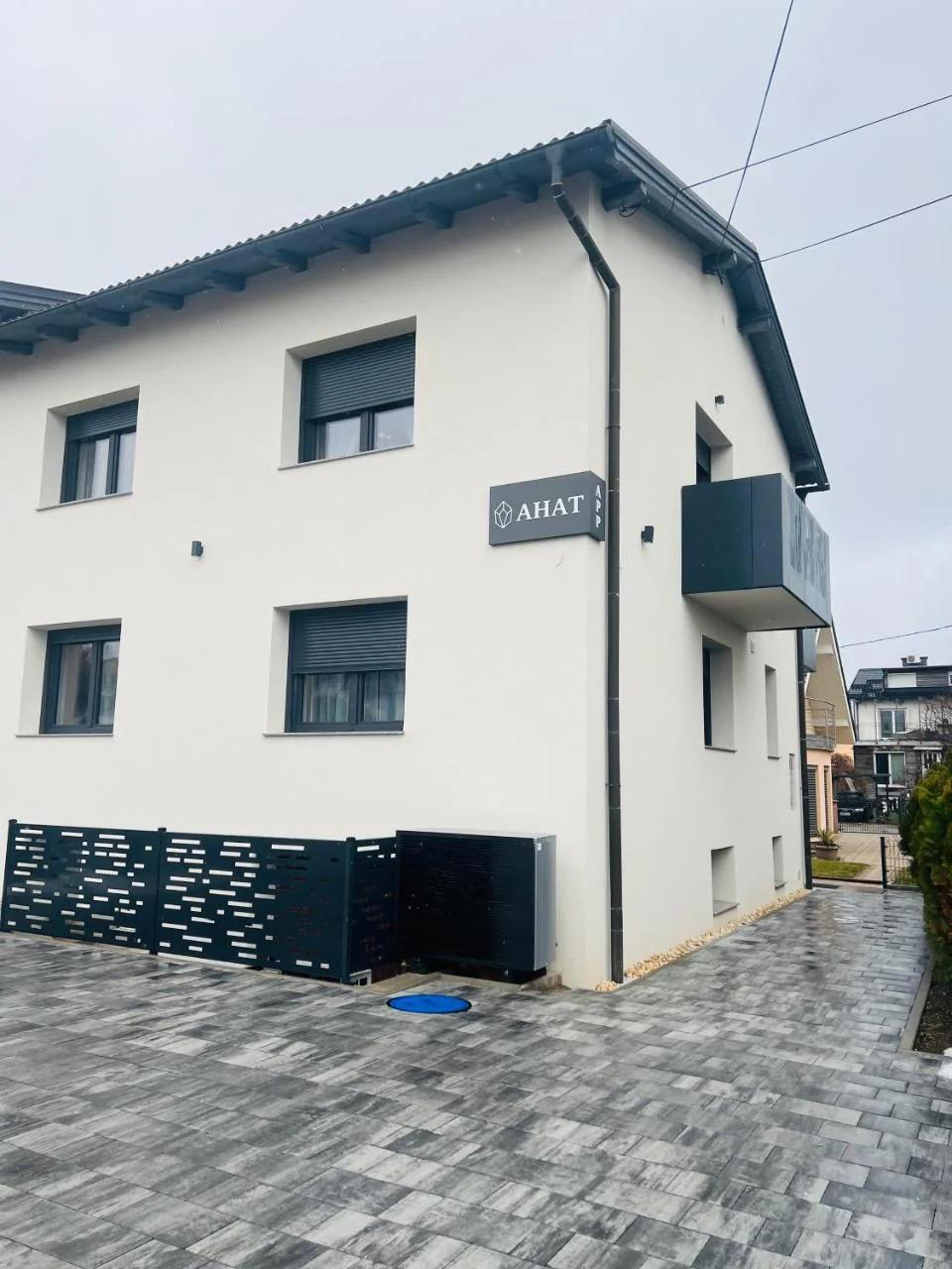 Ahat apartment- Modern stay near center & free parking photo