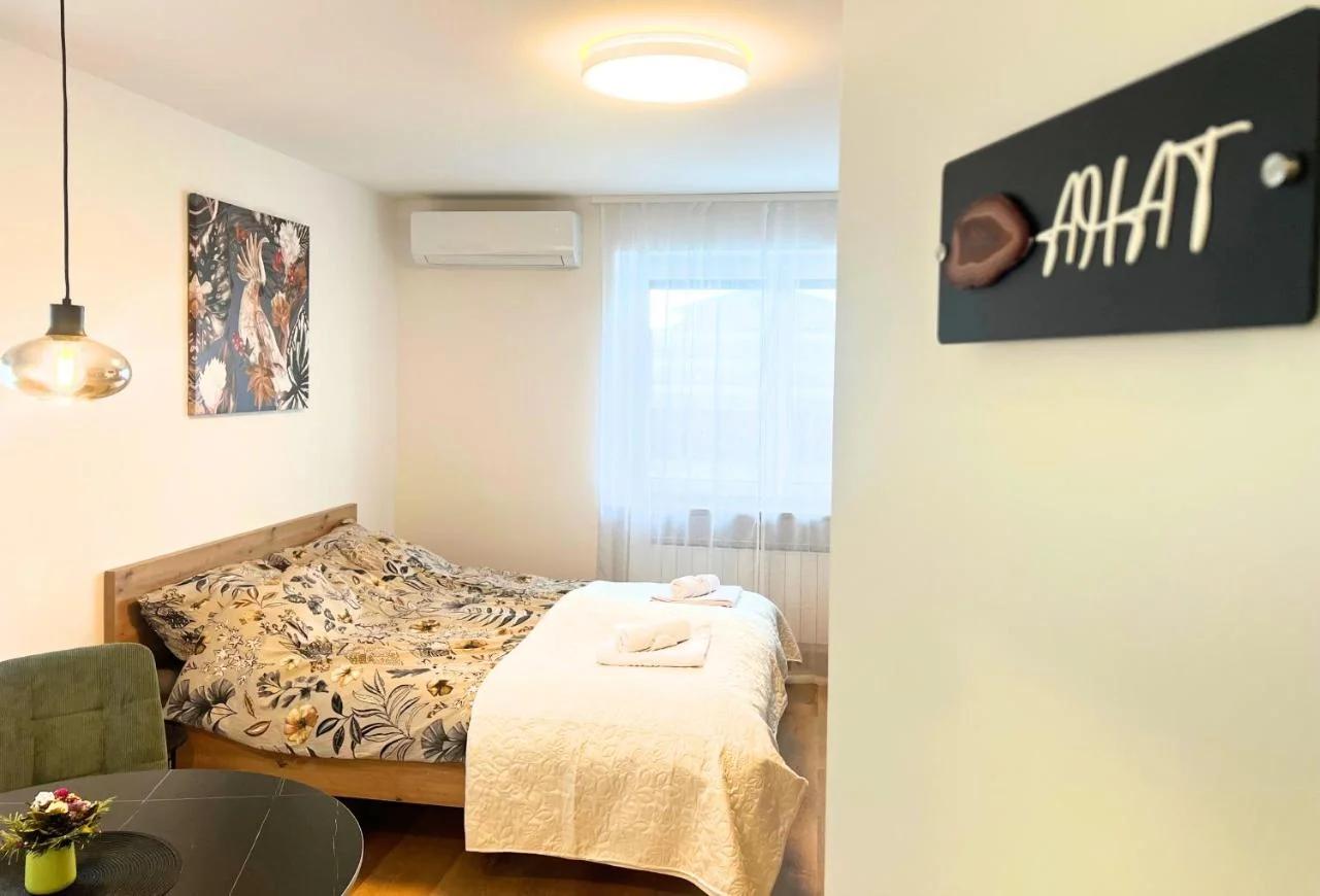 Ahat apartment- Modern stay near center & free parking photo