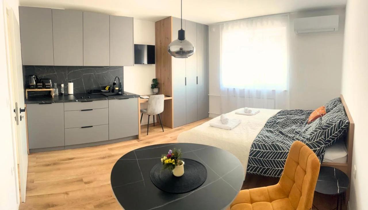 Ahat apartment- Modern stay near center & free parking photo