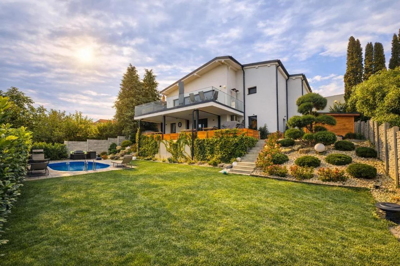 BB Central Apartment with pool and garden photo