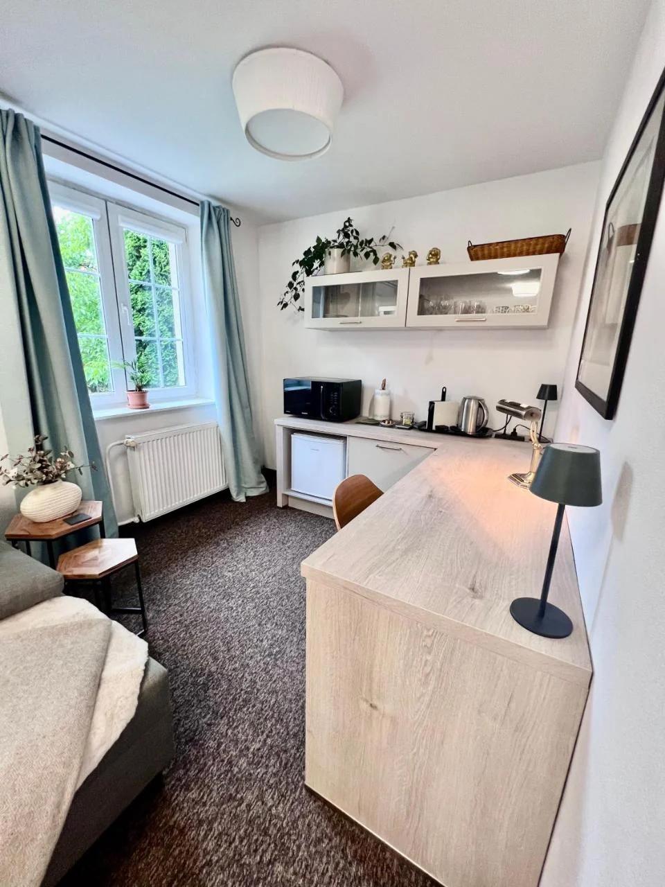 BL - The Townhouse, 24hr Self Check-in, Free Private Parking, Garden, Adjacent to beautiful City Park, City Centre 5 min walk photo