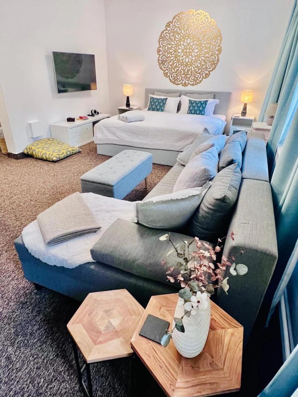 BL - The Townhouse, 24hr Self Check-in, Free Private Parking, Garden, Adjacent to beautiful City Park, City Centre 5 min walk photo