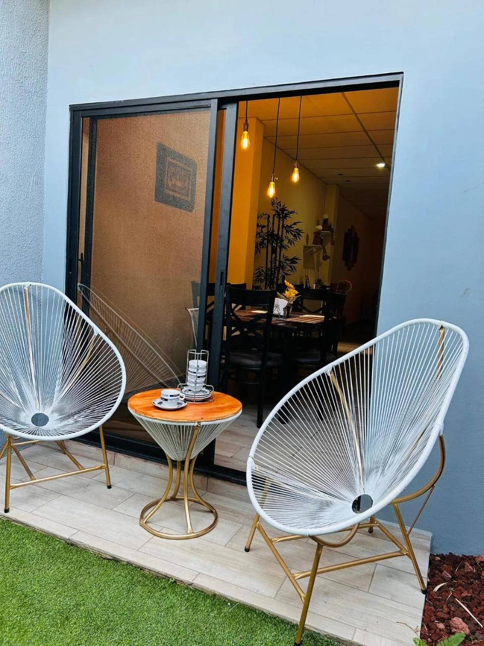 Bambú Family House, AC, WiFi, near Metrocentro Mall photo