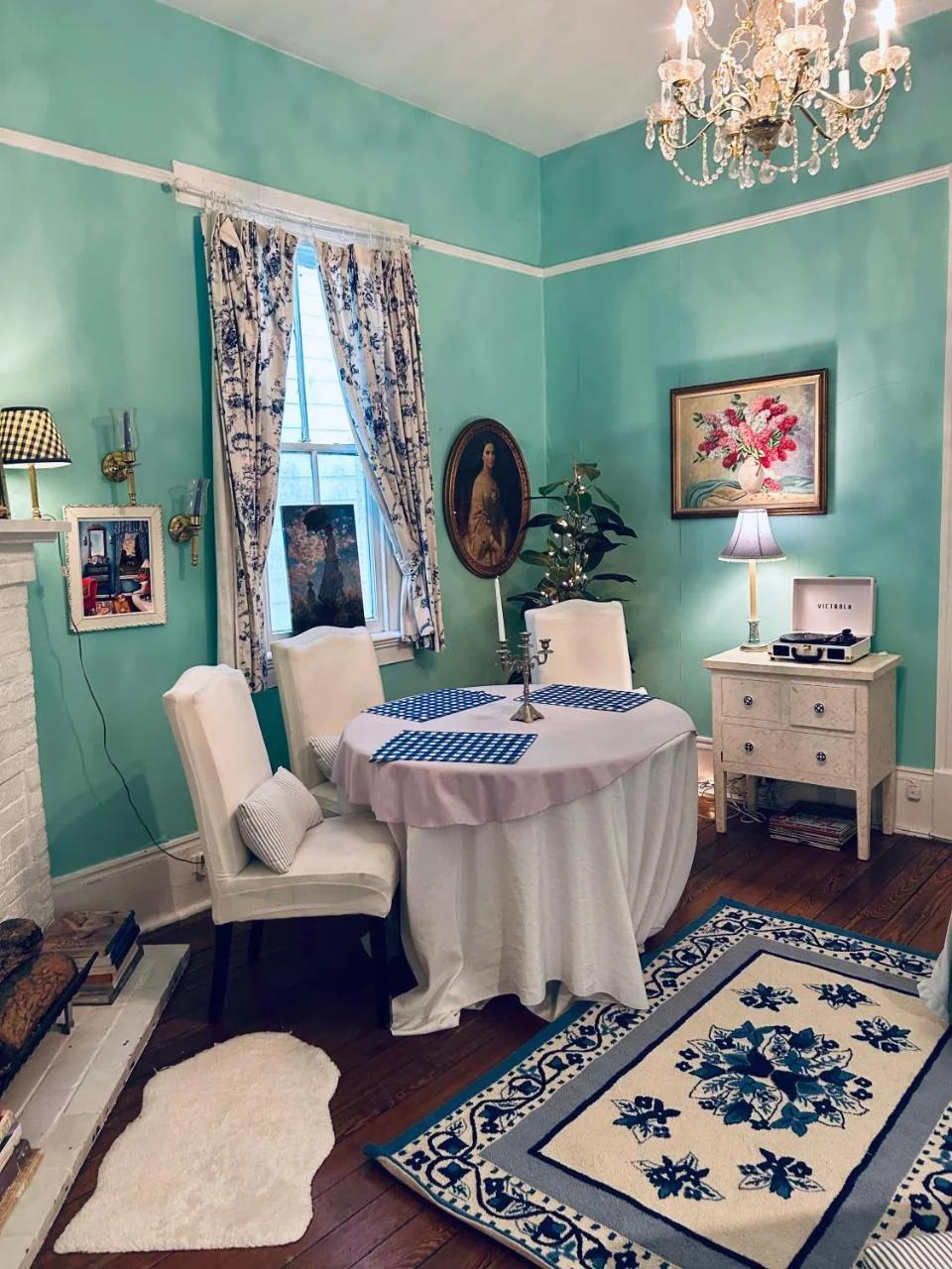 3BR Parisian Penthouse sleeps 5 w Balcony on Streetcar!! foto