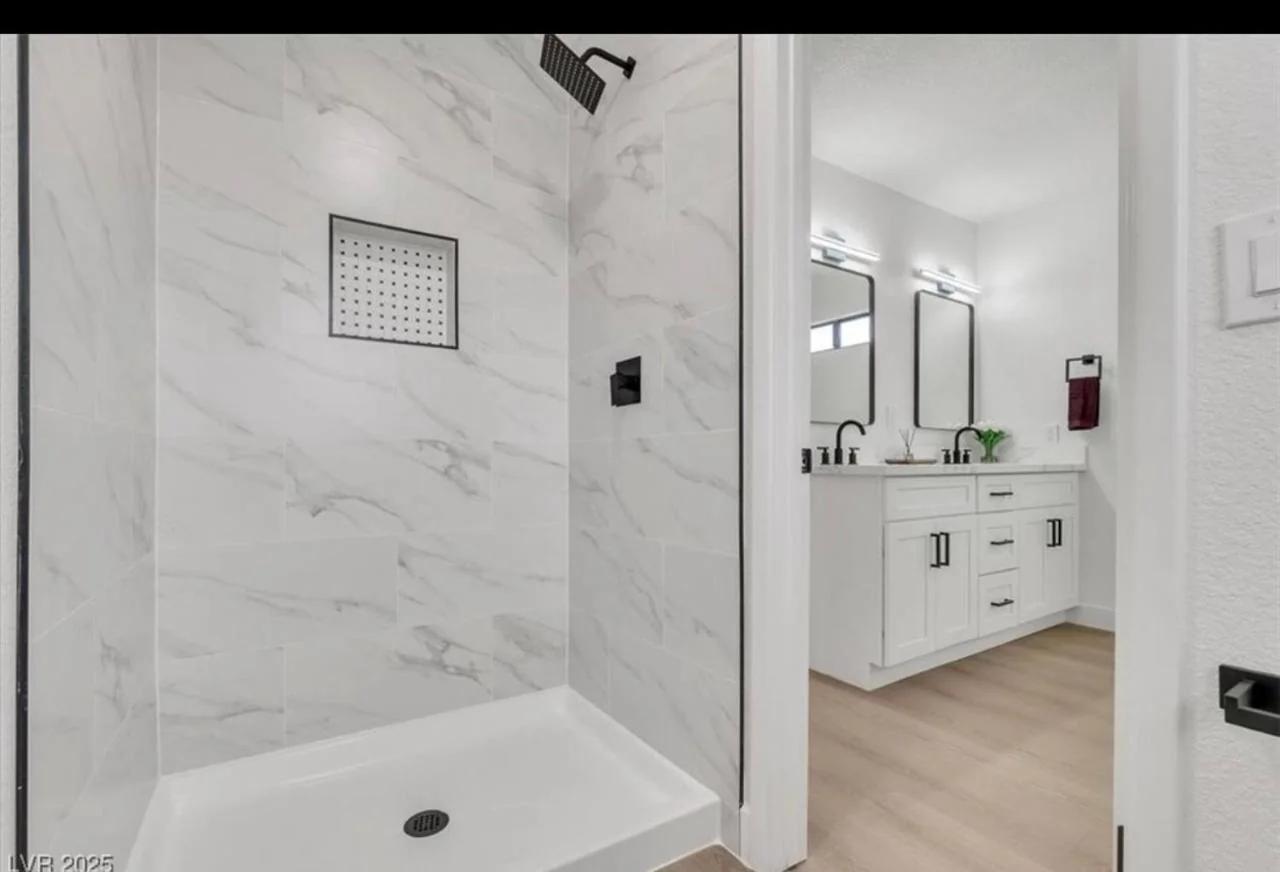 4 bedroom Luxuriously Furnished Modern Mansion With Pool, Spa, and Patio photo