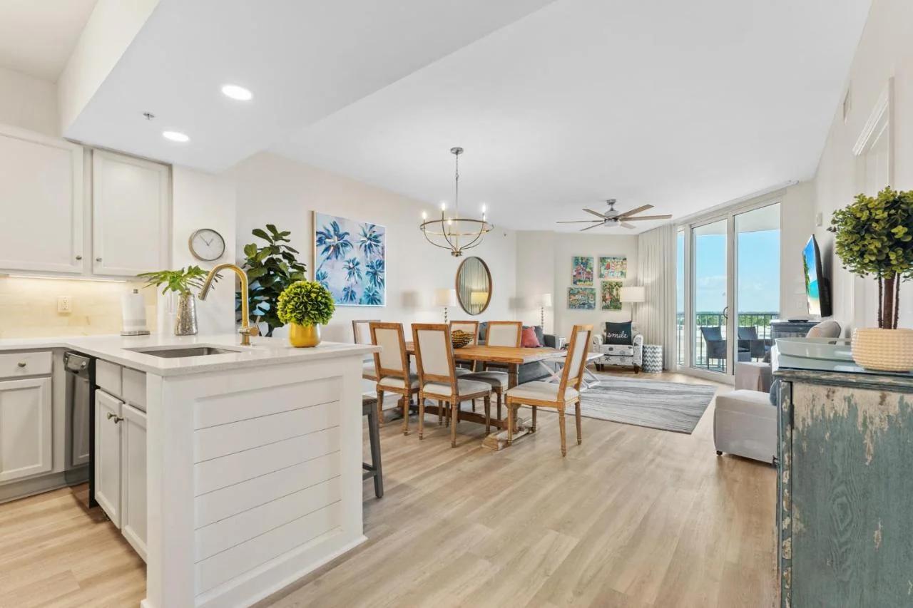 5 Star Resort 6th fl 2BR 2 BATH King Suite Shuttle Pools Family