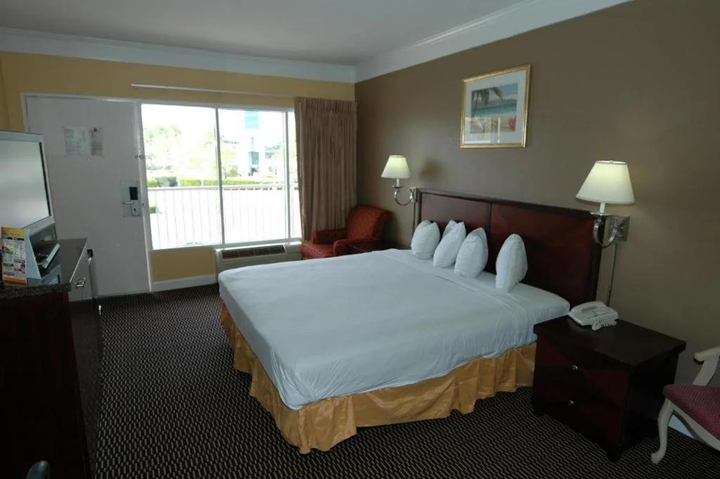 Ambassadors Inn & Suites foto