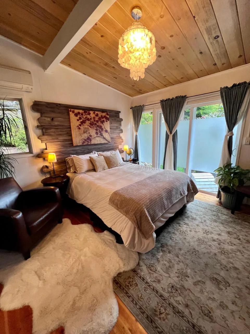 Arcata Forest Retreat Peaceful Redwood Suite 5 min to Downtown Arcata w Private Patio Fountain & Fire Pit