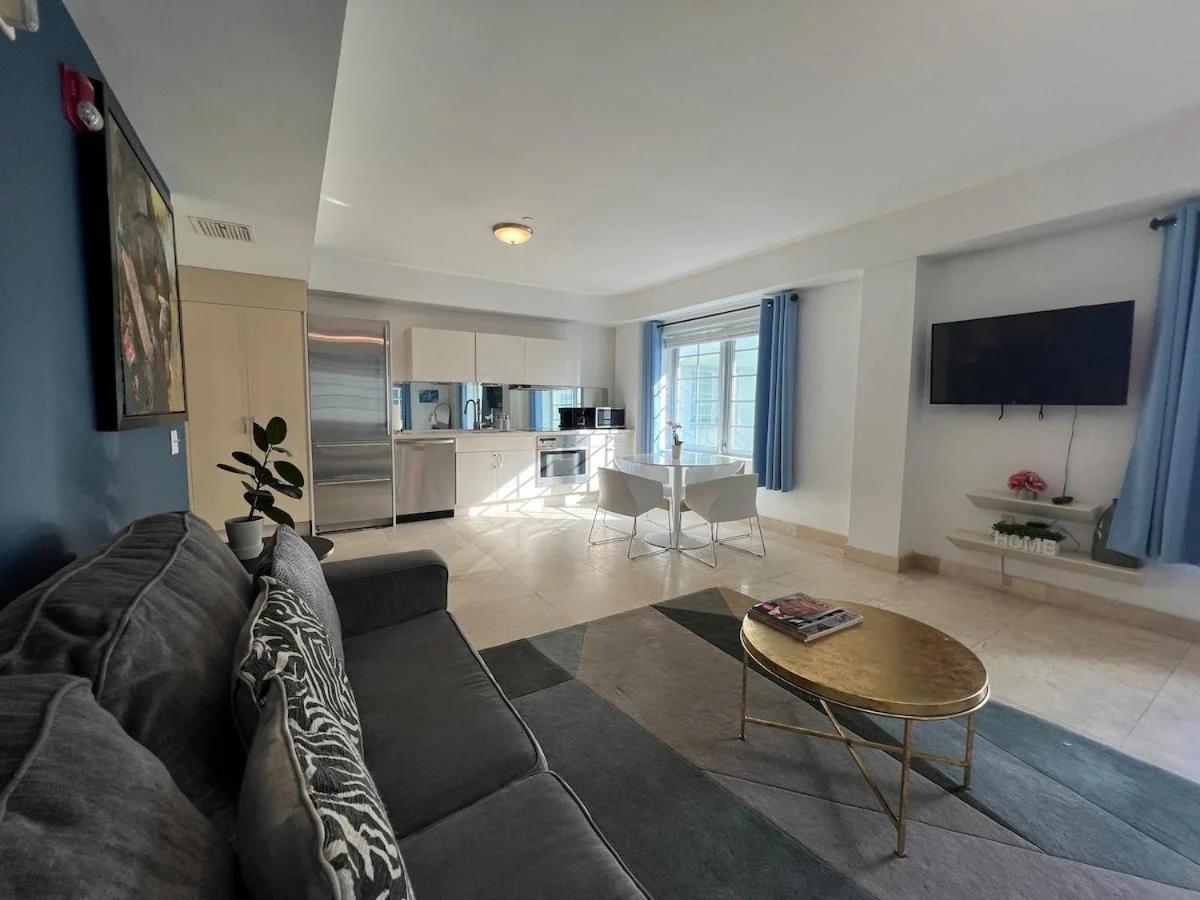 Beachfront Apartment in Carlyle Hotel on Ocean Drive photo