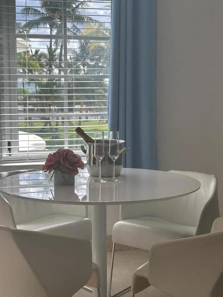 Beachfront Apartment in Carlyle Hotel on Ocean Drive photo
