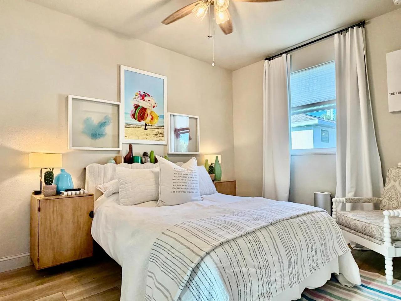 Beachtown Remote Worker Friendly-High Speed WiFi-Pets Welcome-Lido Beach-Opera-Symphony-Walk or Bike to Restaurants-10 Acre Park with Pickleball, Tennis, Basketball