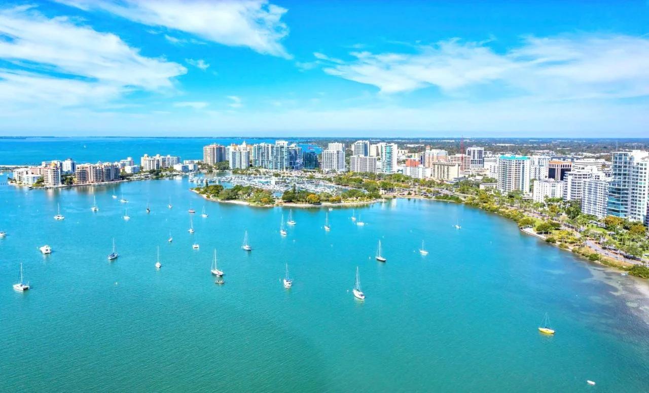 Beachtown Remote Worker Friendly-High Speed WiFi-Pets Welcome-Lido Beach-Opera-Symphony-Walk or Bike to Restaurants-10 Acre Park with Pickleball, Tennis, Basketball photo