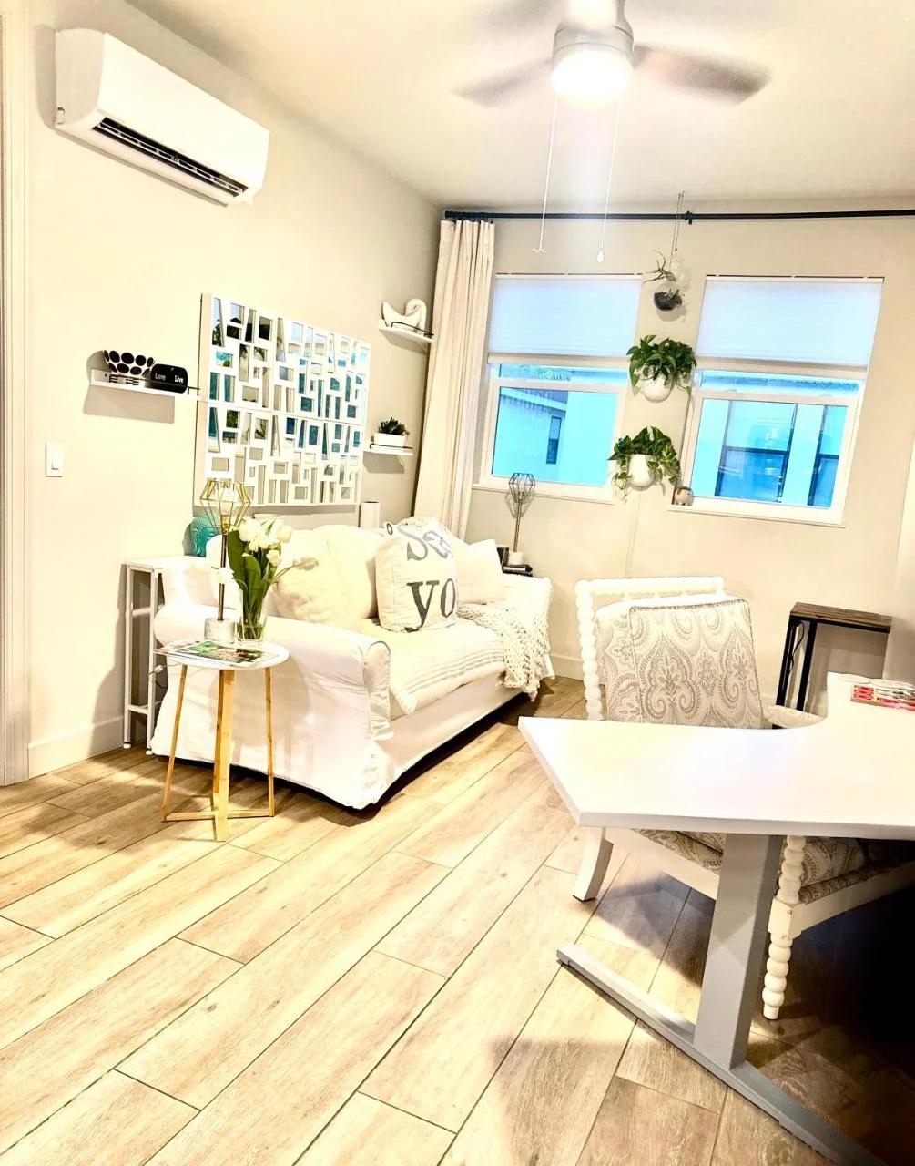 Beachtown Remote Worker Friendly-High Speed WiFi-Pets Welcome-Lido Beach-Opera-Symphony-Walk or Bike to Restaurants-10 Acre Park with Pickleball, Tennis, Basketball photo