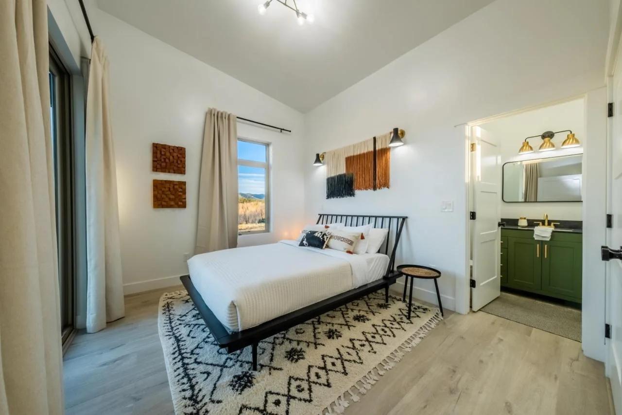 Brycegate Retreat. Stunning Views. Modern Comforts. photo