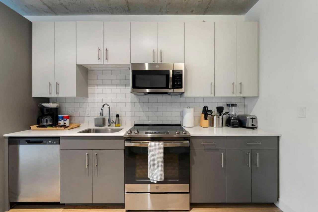 Chic 4-Bedroom with Skyline Views & Amenities photo