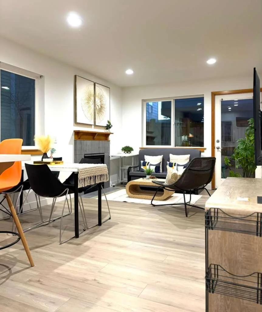 Cozy 2BR City Stay- 2-Min Walk to Light Rail