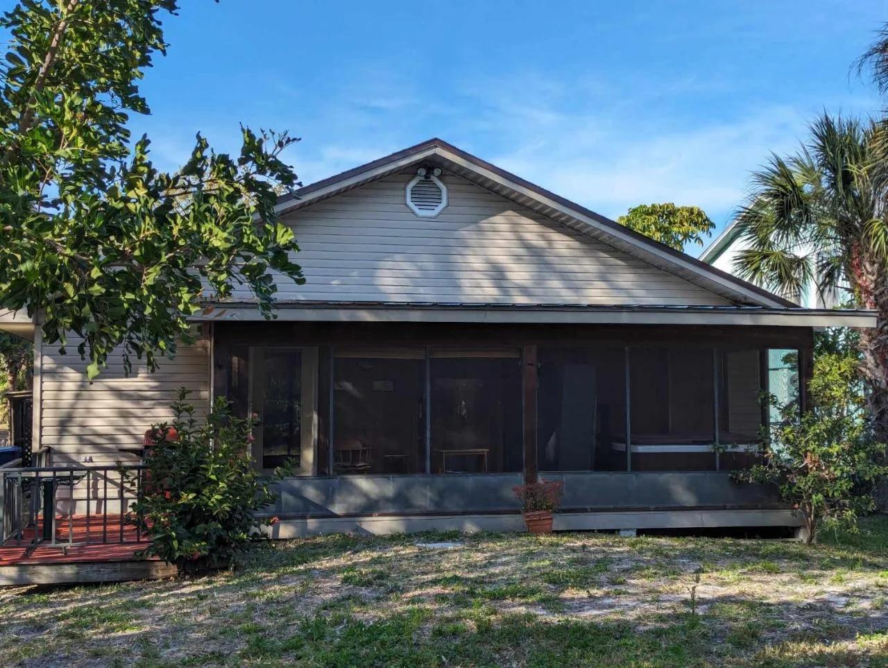 Cute 3/2 Siesta home steps from Siesta waters photo
