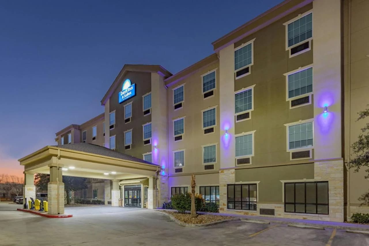 Days Inn & Suites by Wyndham San Antonio near Frost Bank Center photo