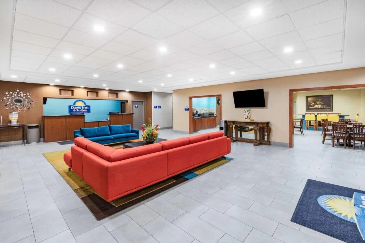 Days Inn & Suites by Wyndham San Antonio near Frost Bank Center photo