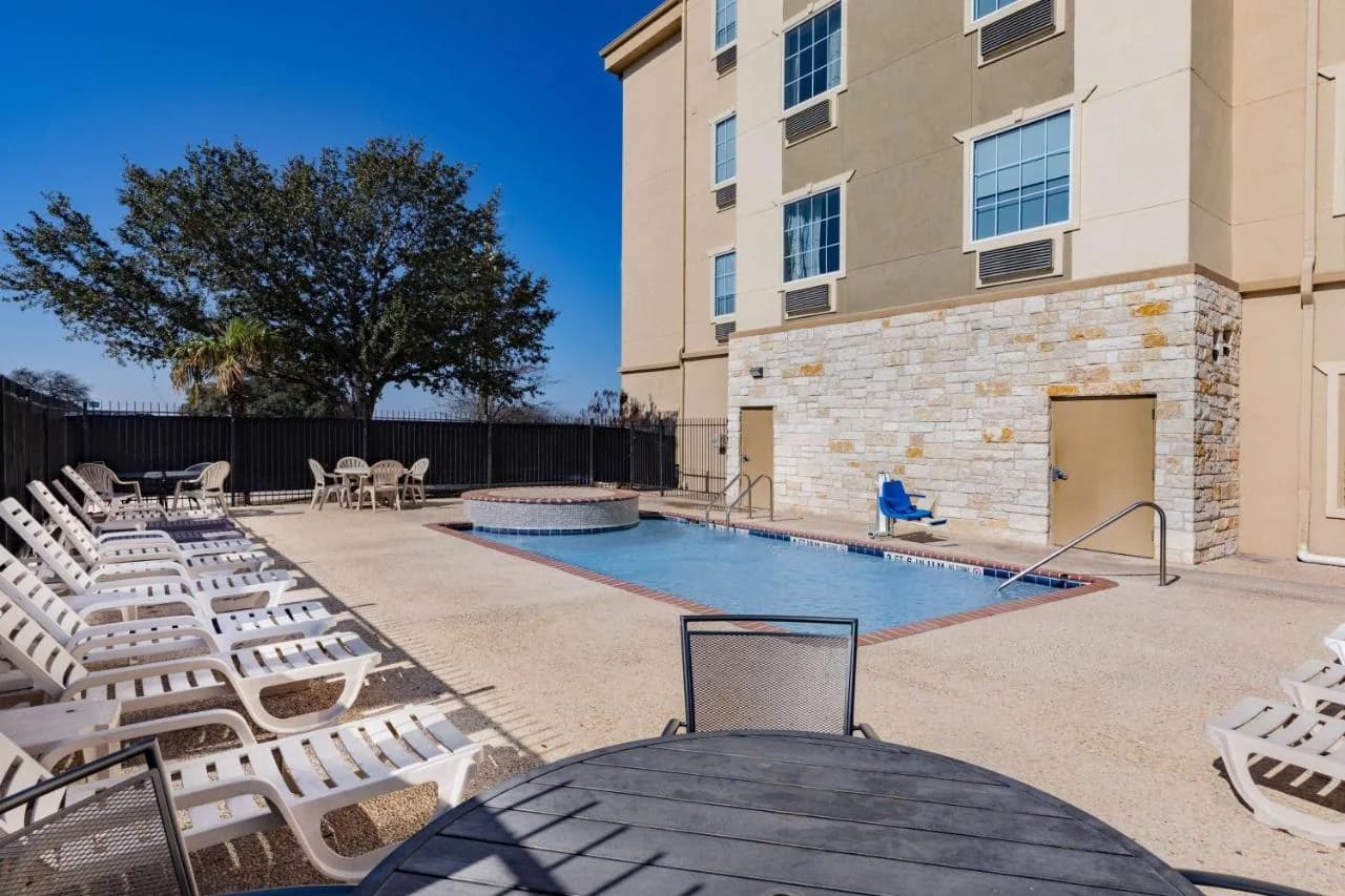 Days Inn & Suites by Wyndham San Antonio near Frost Bank Center photo