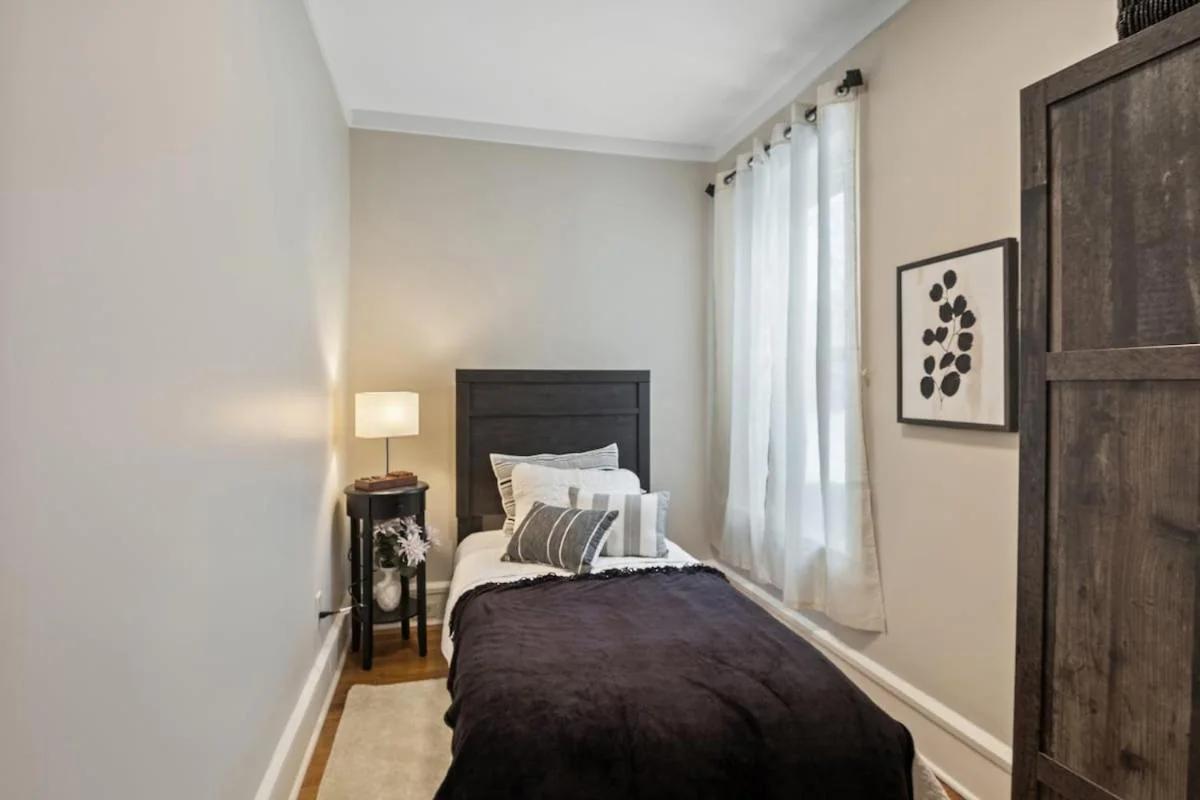 Downtown 3BR Apartment, Walk to SU, Burnet Park & Erie Canal photo