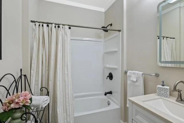 Downtown 3BR Apartment, Walk to SU, Burnet Park & Erie Canal photo