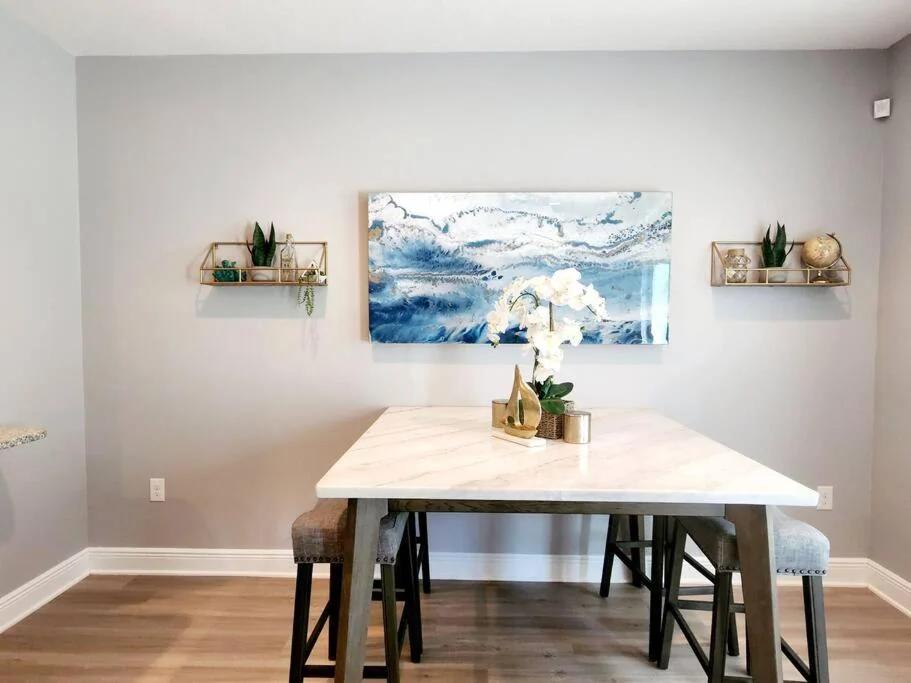 ENTIRE HOME- Gorgeous 3br Townhome Pool, Grill, WD, 2 FREE drive up spaces Sleeps 6 Close to everything PCB! Free WiFi foto