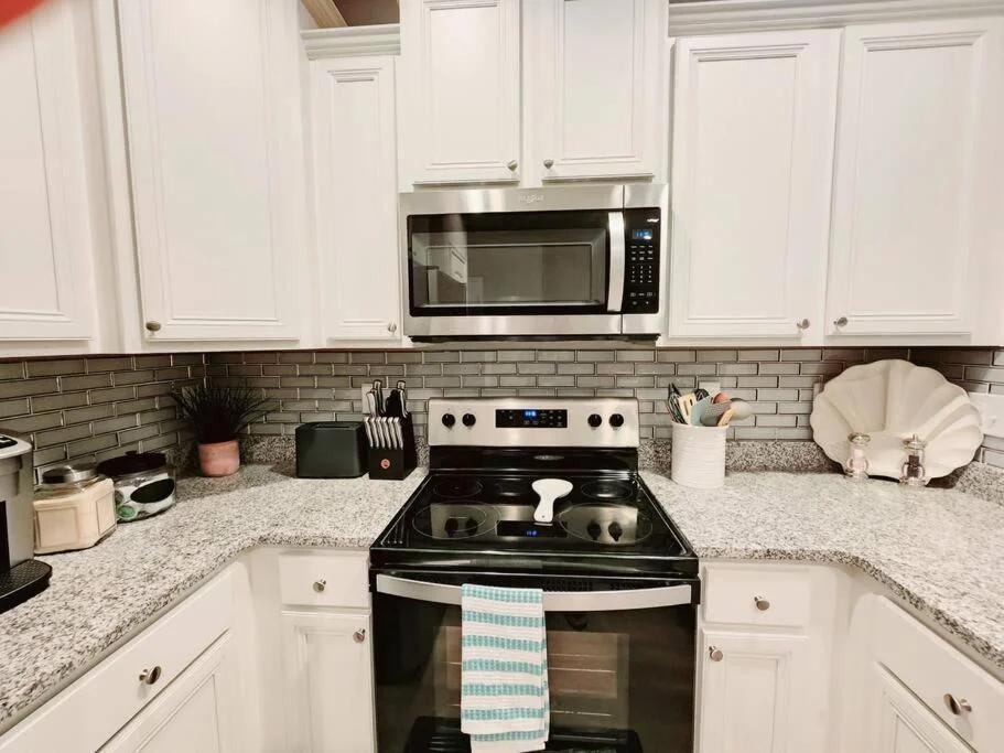 ENTIRE HOME- Gorgeous 3br Townhome Pool, Grill, WD, 2 FREE drive up spaces Sleeps 6 Close to everything PCB! Free WiFi foto