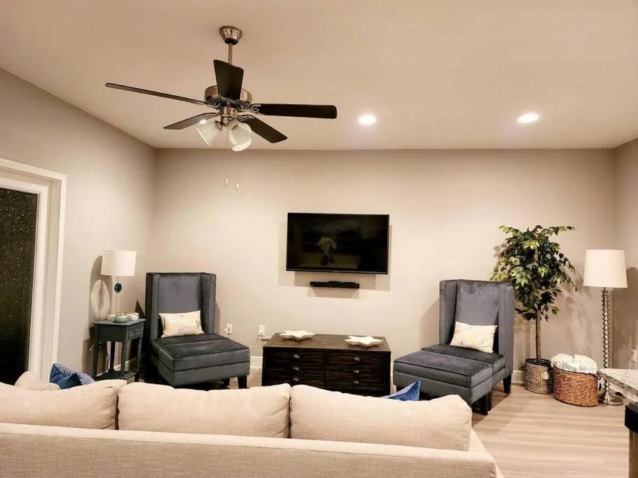 ENTIRE HOME- Gorgeous 3br Townhome Pool, Grill, WD, 2 FREE drive up spaces Sleeps 6 Close to everything PCB! Free WiFi foto
