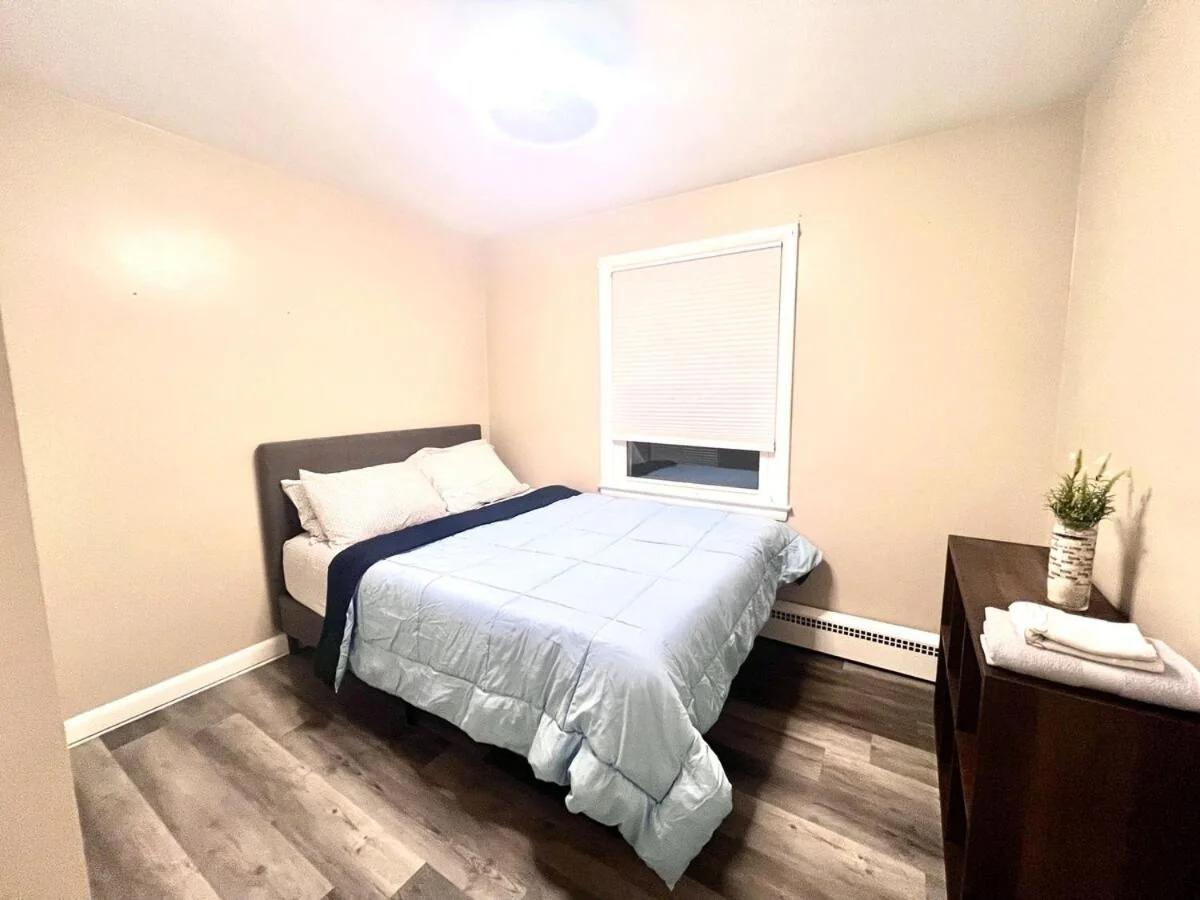 Entire house for big group-4 bedrooms -minutes from Hartford photo