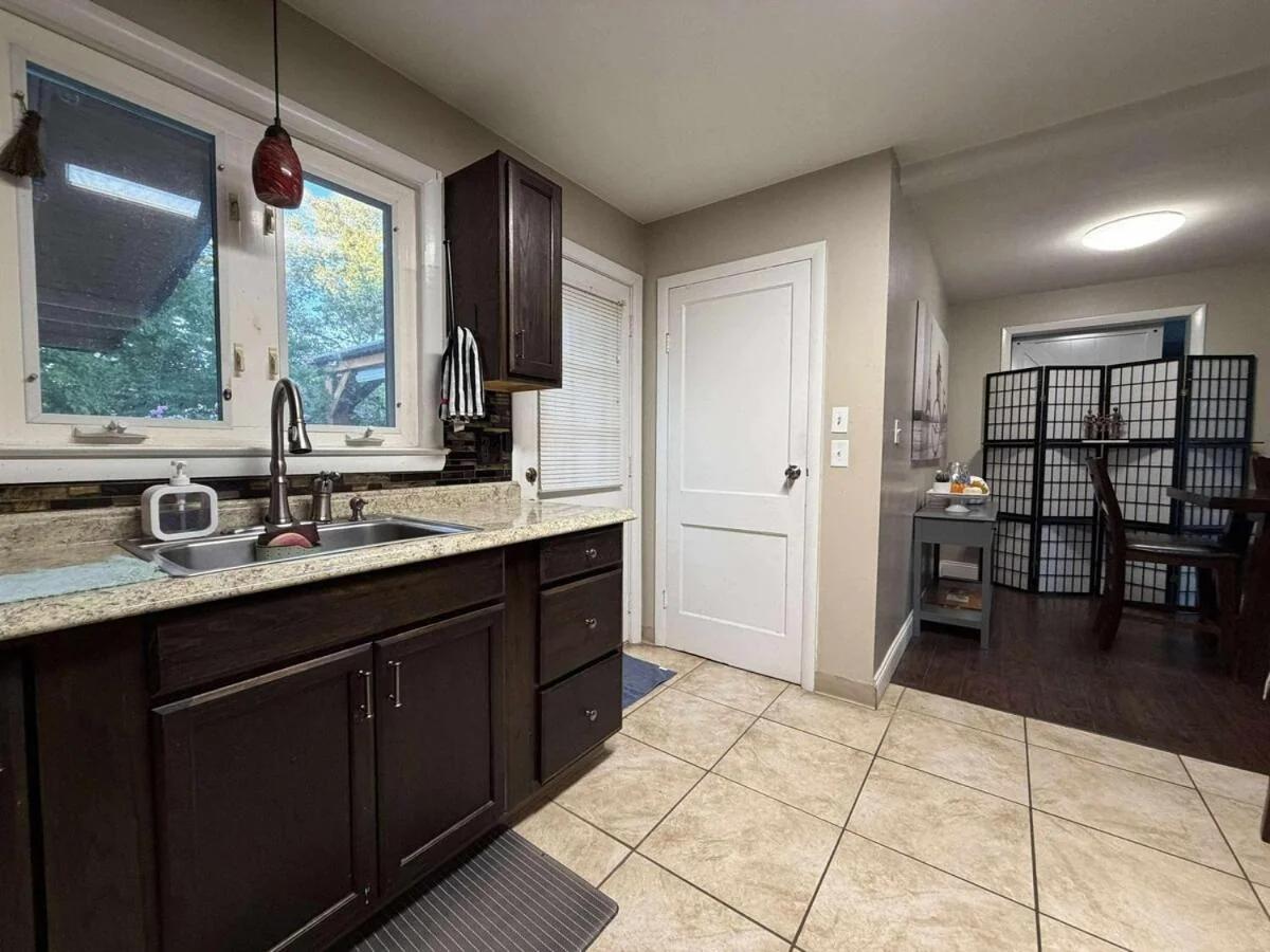 Entire house for big group-4 bedrooms -minutes from Hartford photo