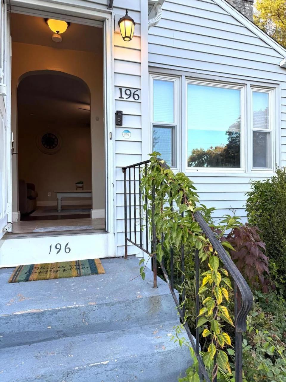 Entire house for big group-4 bedrooms -minutes from Hartford photo